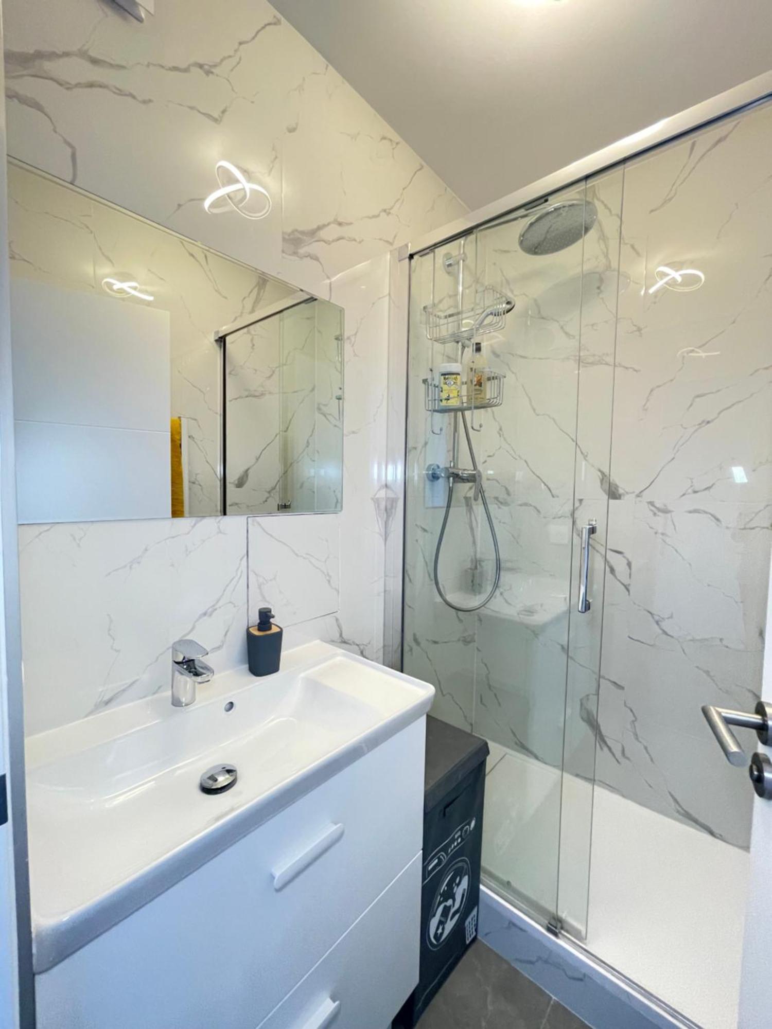 Paris Pantin Magnifique Appartement 4 Pieces De 108M2 Avec 2 Parking Interieur - Tres Cosy Pour 1 A 12 Personnes - Entierement Refait A Neuf Entire Apartment Luxurious And Warm - Pantin Paris 19 Eme Free Wifi Gratuit Bagian luar foto